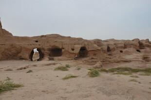 沙漠中的古老窑洞遗迹