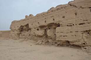 沙漠中的古老土筑遗迹