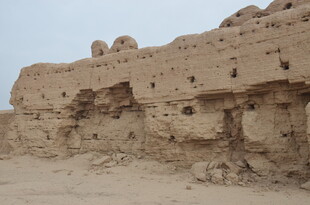 沙漠中的古老残垣断壁