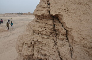 沙漠中的古老土壁遗迹