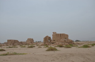 沙漠中的古老建筑遗迹