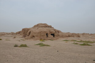 沙漠中的古老土筑遗迹