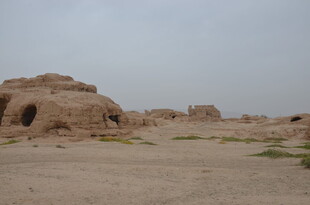 沙漠中的古老土筑遗迹