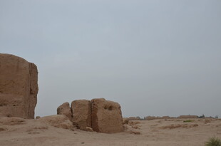 沙漠中的古老石砌遗迹