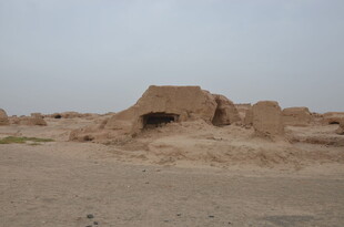 沙漠中的古老土建筑遗迹