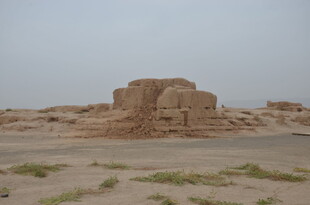 沙漠中的古老建筑遗迹