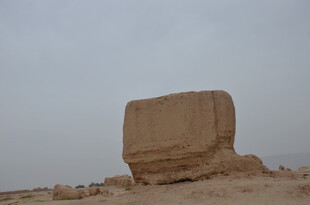 沙漠中的神秘古老石块