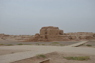 沙漠中的古老建筑遗迹