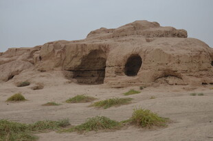 沙漠中的古老洞穴遗迹