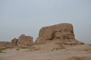 沙漠中的古老土建筑遗迹