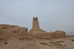 沙漠中的古老烽火台遗迹