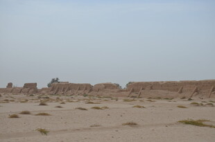 沙漠中的古老残垣断壁