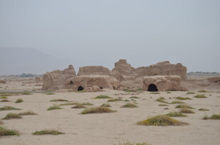 沙漠中的古老土坯建筑遗迹