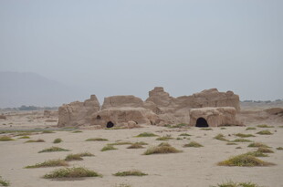 沙漠中的古老废墟遗迹