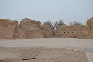 古老土筑遗迹景观