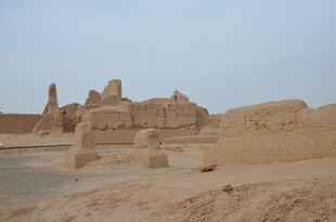 沙漠中的古老建筑遗迹