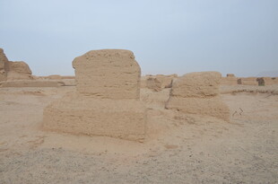 沙漠中的古老土堆遗迹