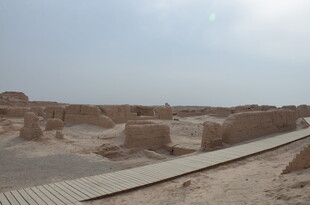 沙漠中的古老遗迹景观