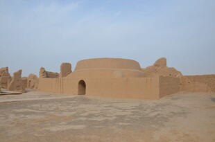 沙漠中的古老土筑建筑