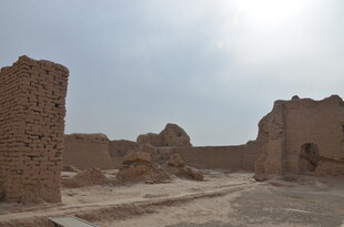 古老沙漠中的残垣断壁