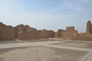 沙漠中的古老建筑遗迹