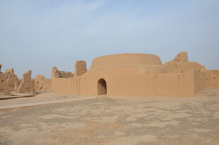 沙漠中的古老土筑建筑
