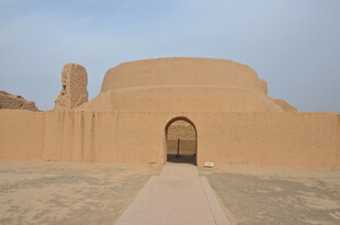 沙漠中的古老拱形建筑