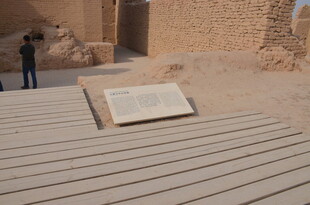 沙漠中古老遗迹前的石板