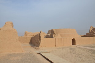 沙漠中的古老建筑遗迹