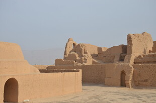 沙漠中的古老建筑遗迹