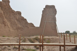 沙漠中的古老土筑遗迹