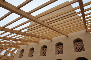 木质屋顶下的拱形建筑