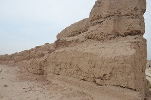 沙漠中的古老土墙遗迹