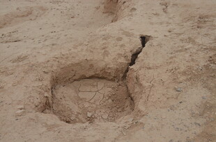 干裂土地上的圆形凹陷