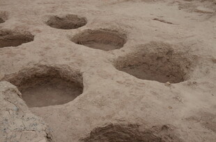 地面上的凹陷坑洞