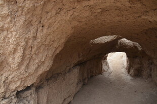 古老洞穴通道内部景象