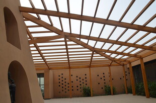 现代拱形木质结构室内空间