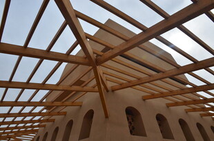 木质屋顶下的建筑结构