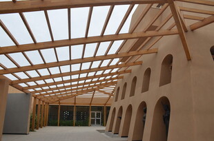 拱形木构建筑内部空间