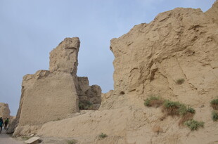 沙漠中的古老残垣断壁