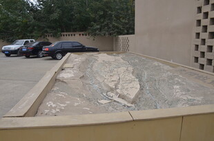 户外展示的大型岩石景观