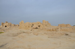 沙漠中的古老建筑遗迹