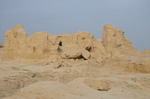 沙漠中的古老建筑遗迹