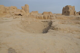 沙漠中的古老建筑遗迹