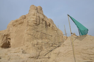 沙漠中的奇特土堆与绿旗