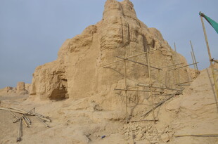 沙漠中的古老土筑建筑