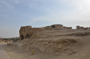 沙漠中的古老土筑遗迹