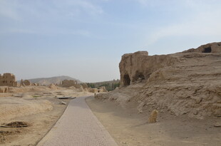 沙漠中的古老遗迹之路