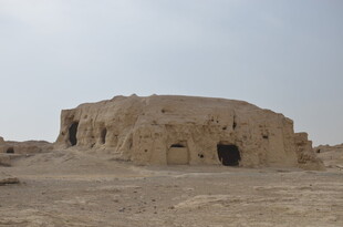 沙漠中的古老土筑建筑