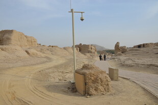 沙漠中的古老遗迹与路灯